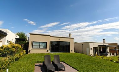 Casa con pileta en Santa Elena - Pilar del Este