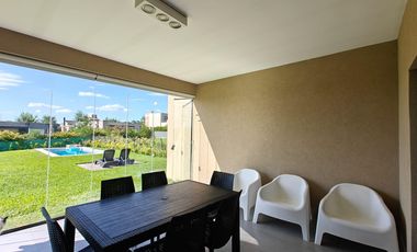 Casa con pileta en Santa Elena - Pilar del Este