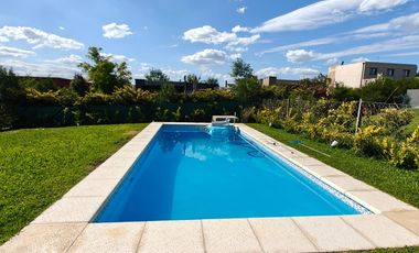 Casa con pileta en Santa Elena - Pilar del Este