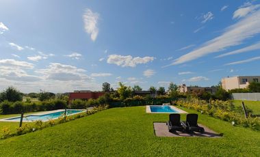 Casa con pileta en Santa Elena - Pilar del Este