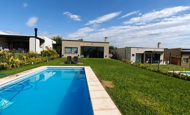 Casa con pileta en Santa Elena - Pilar del Este