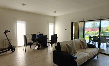 Casa con pileta en Santa Elena - Pilar del Este