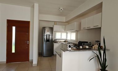 Casa con pileta en Santa Elena - Pilar del Este