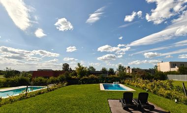 Casa con pileta en Santa Elena - Pilar del Este