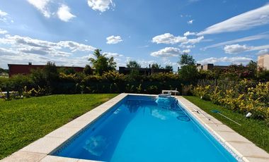Casa con pileta en Santa Elena - Pilar del Este