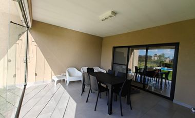 Casa con pileta en Santa Elena - Pilar del Este
