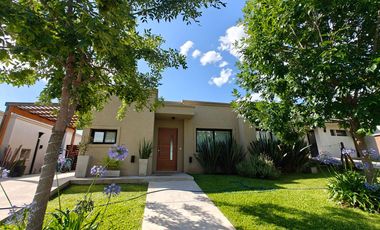 Casa con pileta en Santa Elena - Pilar del Este