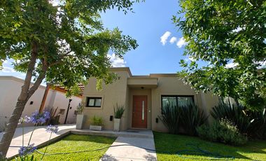 Casa con pileta en Santa Elena - Pilar del Este