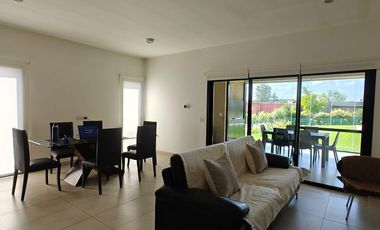 Casa con pileta en Santa Elena - Pilar del Este