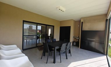 Casa con pileta en Santa Elena - Pilar del Este