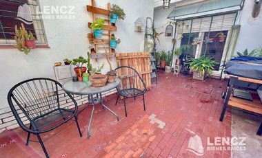 OPORTUNIDAD! VENTA CASA ( APTA CREDITO) - C/GARAGE Y PATIO A 3 CUADRAS DE LA PLAZA DE LA CRUZ!!