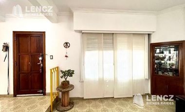 OPORTUNIDAD! VENTA CASA ( APTA CREDITO) - C/GARAGE Y PATIO A 3 CUADRAS DE LA PLAZA DE LA CRUZ!!