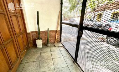 OPORTUNIDAD! VENTA CASA ( APTA CREDITO) - C/GARAGE Y PATIO A 3 CUADRAS DE LA PLAZA DE LA CRUZ!!