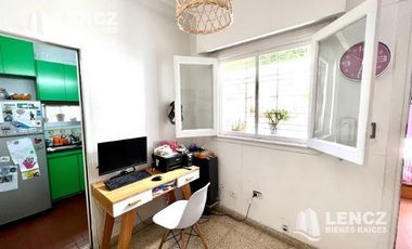 OPORTUNIDAD! VENTA CASA ( APTA CREDITO) - C/GARAGE Y PATIO A 3 CUADRAS DE LA PLAZA DE LA CRUZ!!