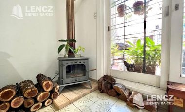 OPORTUNIDAD! VENTA CASA ( APTA CREDITO) - C/GARAGE Y PATIO A 3 CUADRAS DE LA PLAZA DE LA CRUZ!!