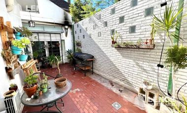 OPORTUNIDAD! VENTA CASA ( APTA CREDITO) - C/GARAGE Y PATIO A 3 CUADRAS DE LA PLAZA DE LA CRUZ!!