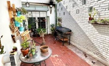 OPORTUNIDAD! VENTA CASA ( APTA CREDITO) - C/GARAGE Y PATIO A 3 CUADRAS DE LA PLAZA DE LA CRUZ!!