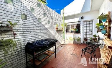 OPORTUNIDAD! VENTA CASA ( APTA CREDITO) - C/GARAGE Y PATIO A 3 CUADRAS DE LA PLAZA DE LA CRUZ!!