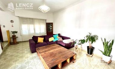 OPORTUNIDAD! VENTA CASA ( APTA CREDITO) - C/GARAGE Y PATIO A 3 CUADRAS DE LA PLAZA DE LA CRUZ!!