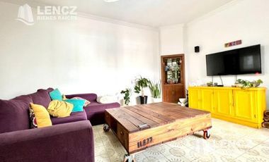 OPORTUNIDAD! VENTA CASA ( APTA CREDITO) - C/GARAGE Y PATIO A 3 CUADRAS DE LA PLAZA DE LA CRUZ!!