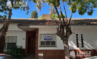 OPORTUNIDAD! VENTA CASA ( APTA CREDITO) - C/GARAGE Y PATIO A 3 CUADRAS DE LA PLAZA DE LA CRUZ!!