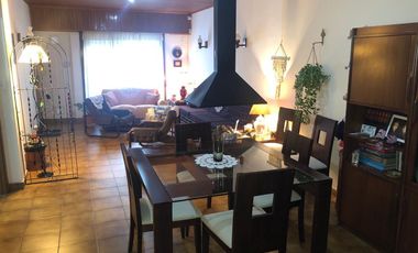 Chalet 4 ambientes con dependencia de servicio .
