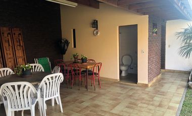 Chalet 4 ambientes con dependencia de servicio .