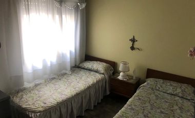 Chalet 4 ambientes con dependencia de servicio .