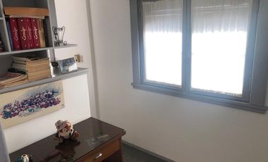 Chalet 4 ambientes con dependencia de servicio .