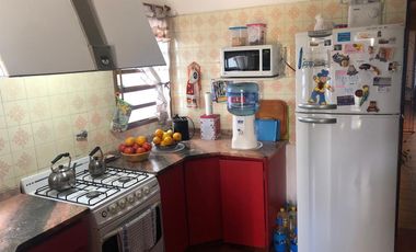 Chalet 4 ambientes con dependencia de servicio .