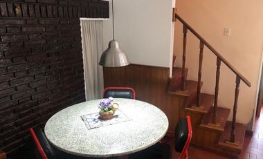 Chalet 4 ambientes con dependencia de servicio .