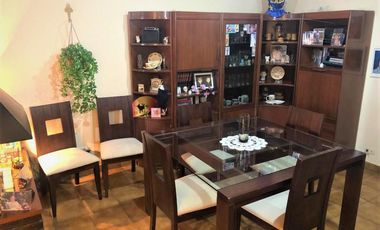 Chalet 4 ambientes con dependencia de servicio .