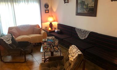 Chalet 4 ambientes con dependencia de servicio .
