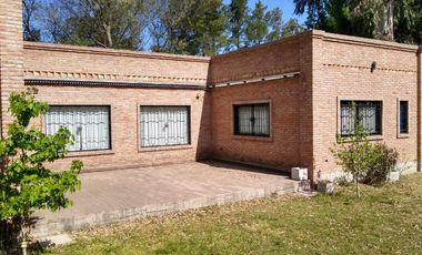 Casa en venta - 3 Dormitorios 3 Baños - 1510mts2 - La Plata