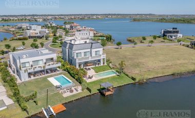 Hermosa casa estilo francés en Muelles, Puertos del Lago