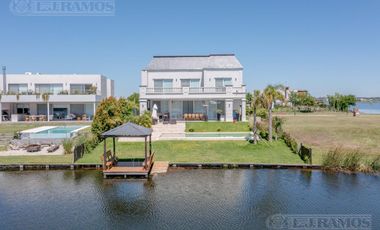 Hermosa casa estilo francés en Muelles, Puertos del Lago
