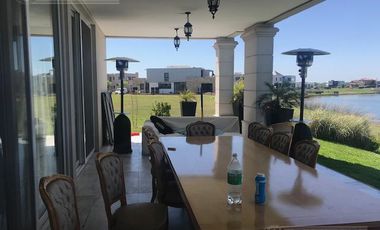 Hermosa casa estilo francés en Muelles, Puertos del Lago