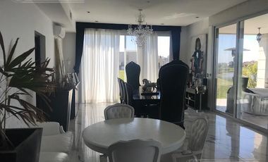 Hermosa casa estilo francés en Muelles, Puertos del Lago