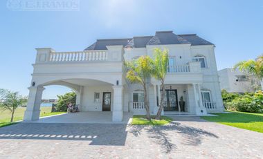 Hermosa casa estilo francés en Muelles, Puertos del Lago