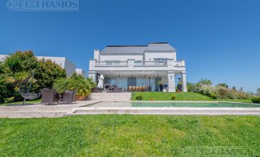 Hermosa casa estilo francés en Muelles, Puertos del Lago