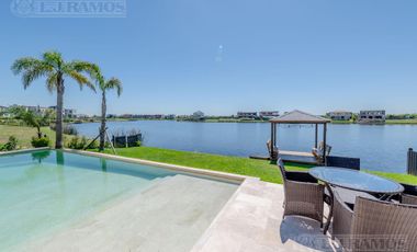 Hermosa casa estilo francés en Muelles, Puertos del Lago