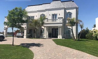 Hermosa casa estilo francés en Muelles, Puertos del Lago