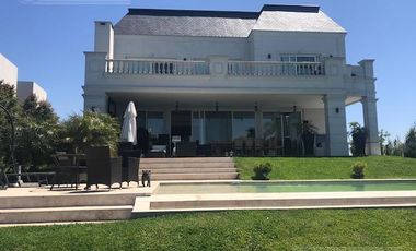 Hermosa casa estilo francés en Muelles, Puertos del Lago