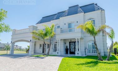 Hermosa casa estilo francés en Muelles, Puertos del Lago