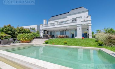 Hermosa casa estilo francés en Muelles, Puertos del Lago