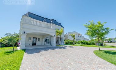 Hermosa casa estilo francés en Muelles, Puertos del Lago