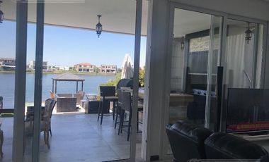 Hermosa casa estilo francés en Muelles, Puertos del Lago
