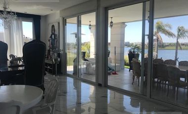 Hermosa casa estilo francés en Muelles, Puertos del Lago