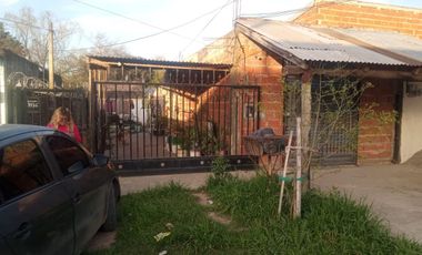 Casa en venta - 5 Dormitorios 3 Baños - 230mts2 - Longchamps