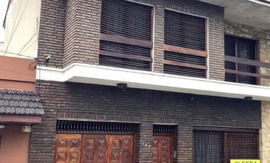 Venta casa 6 ambientes con cochera, patio con parrilla y terraza  en Quilmes (24989)